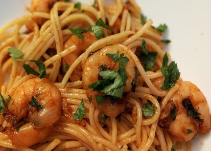Špagety s krevetami na česneku, zázvoru a chilli