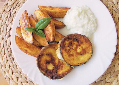 Řecký obalovaný lilek s tzatziki