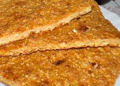 Placka z ředkviček, sýra a cizrnové mouky