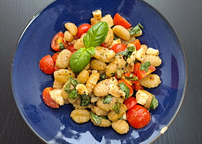 Caprese salát s křupavými gnocchi
