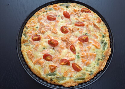 Quiche z čedarového těsta s lososem