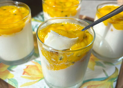 Jogurtová panna cotta s mangem a maracujou
