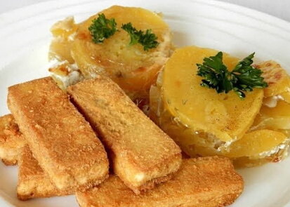 Smažené uzené tofu a gratinované brambory