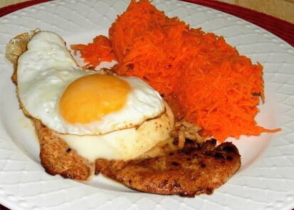 Grilovaná kotleta s mozzarellou a mrkvovým salátem