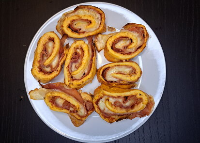 Pizza šneky z mozzarellového těsta
