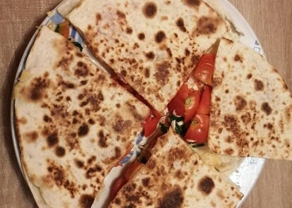 Quesadilla s rajčaty a nivou