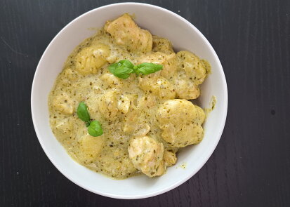 Gnocchi s kuřecím masem a pestem