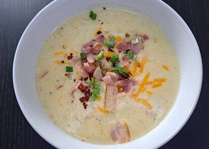 Krémová čedarová polévka s gnocchi a slaninou