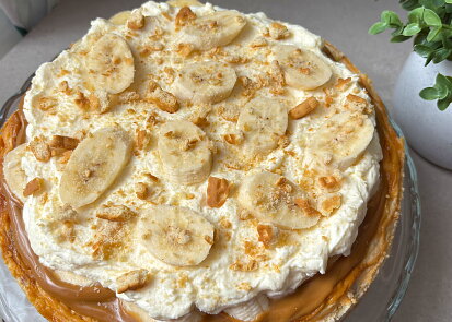 Banánový cheesecake s karamelem a šlehačkou
