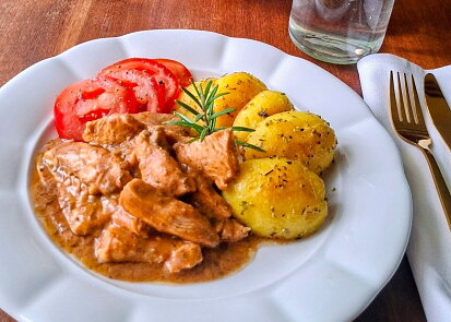 Marinované kuřecí maso a česnekové brambory