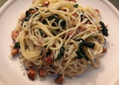 Špagety se slaninou, čerstvým špenátem a parmezánem