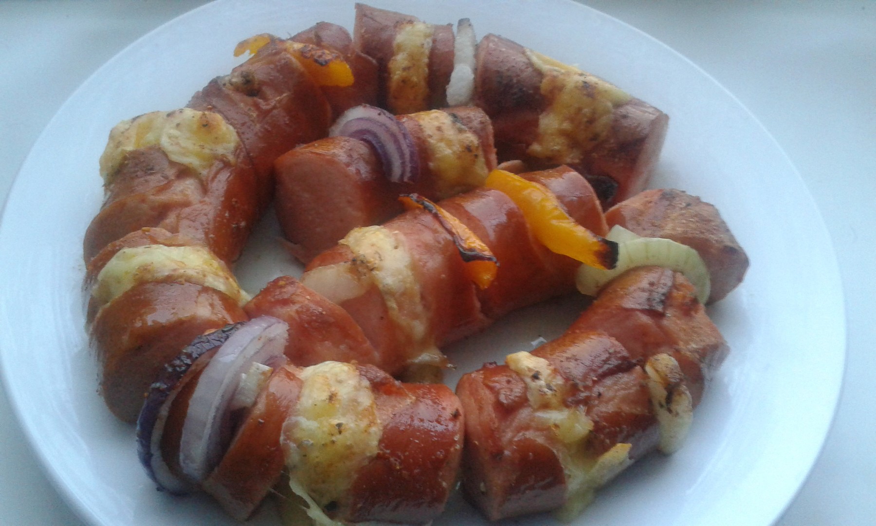 Kabanos pod grilem recept - TopRecepty.cz